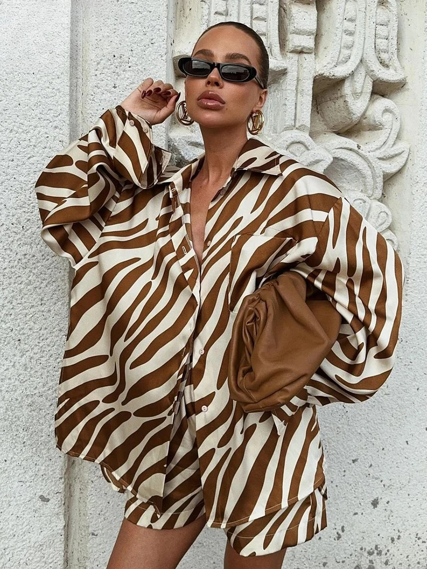 

Новинка лета 2026: Элегантный комплект из рубашки с длинным рукавом и шорт с высокой талией, женский модный свободный костюм из двух предметов с полосатым принтом