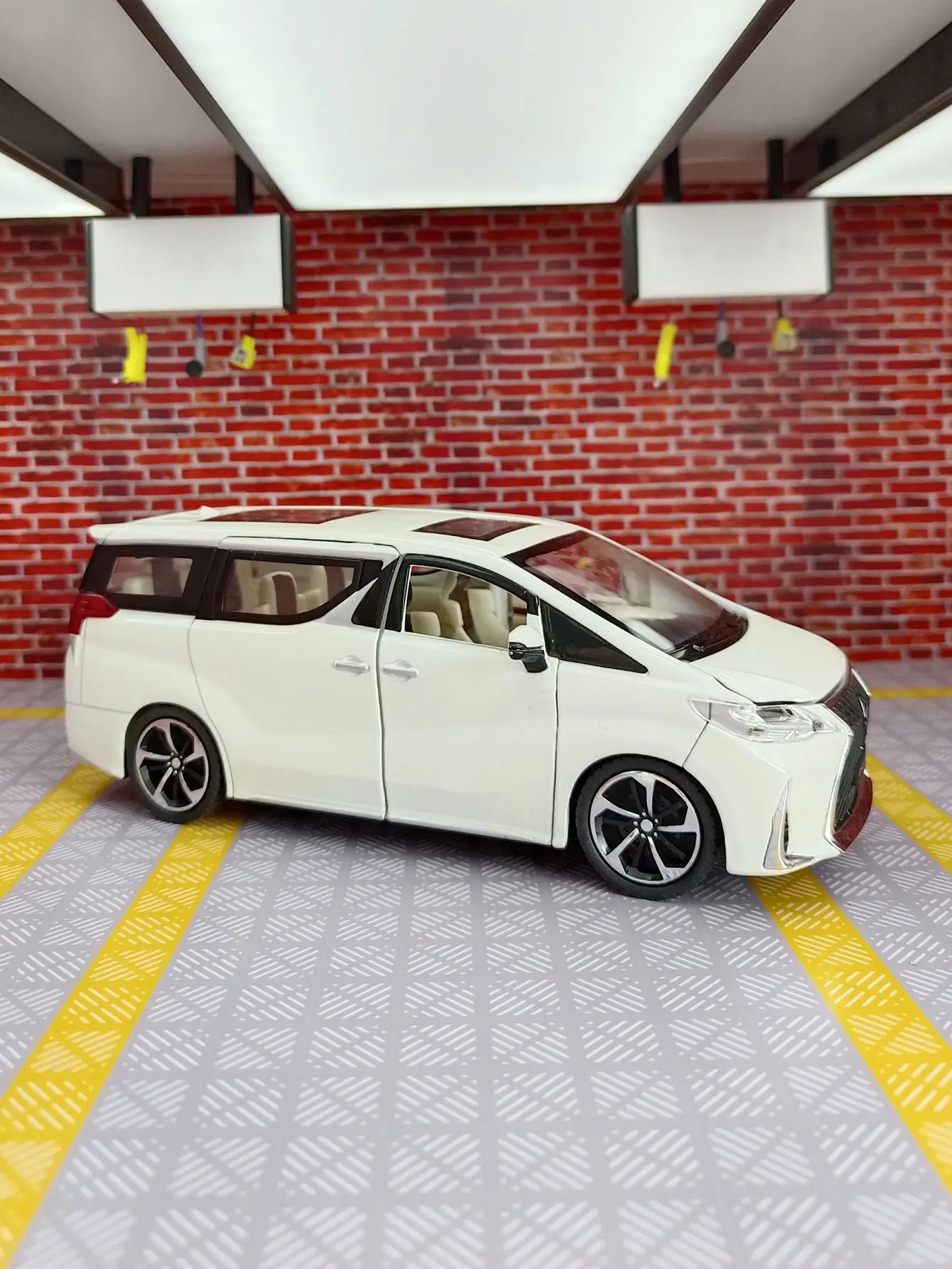 Lexus-Coche de juguete modelo LM300H MPV de aleación fundido a presión, simulación, Colección Pull Back, vehículo de juguete para regalos, 1:24