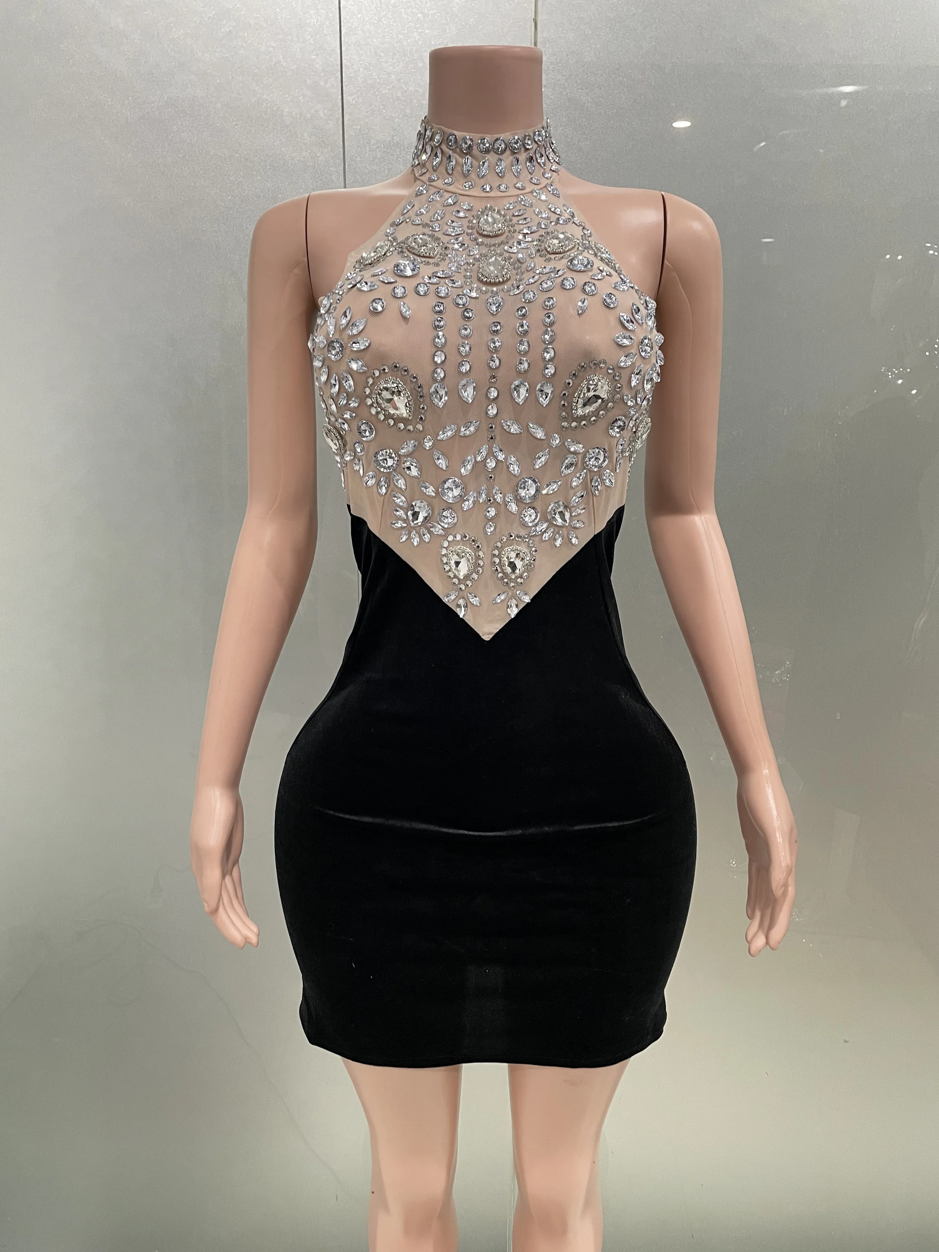 Sparkly Rhinestonesเซ็กซี่ตาข่ายกํามะหยี่Backless Bodyconชุดสั้น 2025 ผู้หญิงชุดราตรีฉลองวันเกิดStageเครื่องแต่งกาย