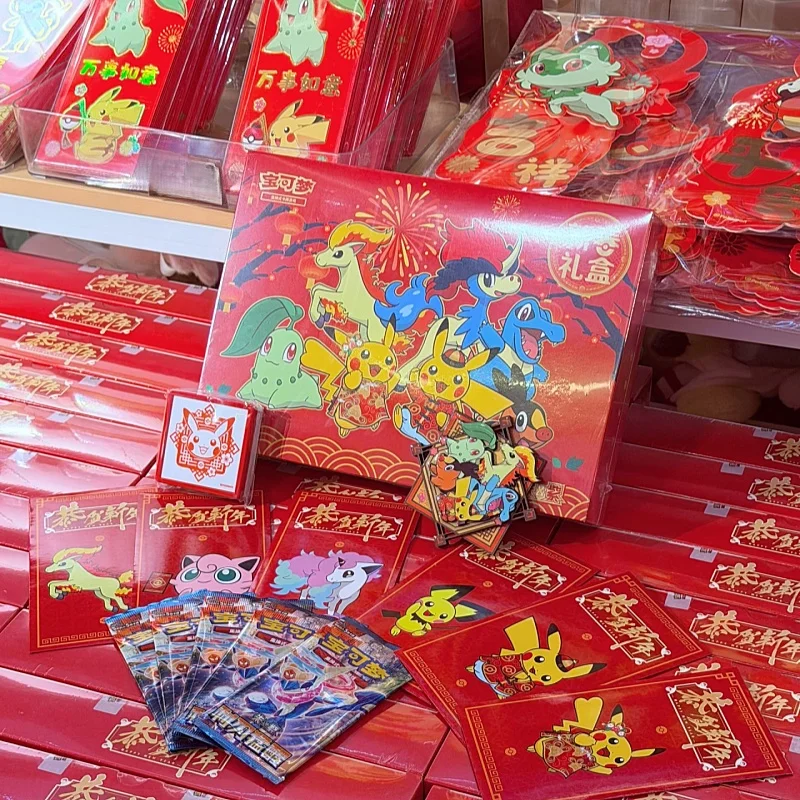 

Коллекционный набор карт PKM PTCG «Лунный Новый год: Лошадь» Sv15.0 (упрощенный китайский язык) с красным конвертом и магнитом на холодильник. В наличии.