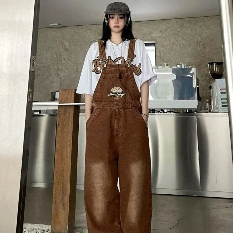 

Женский свободный джинсовый комбинезон прямого кроя с эффектом похудения, в американском винтажном стиле, коричневый, с вышивкой «Гамбургер», на бретелях, тренд Ins