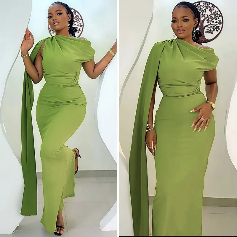 فستان نسائي طويل بياقة مائلة بكتف واحد بدون أكمام وطيات ومقسمة، لون خالص