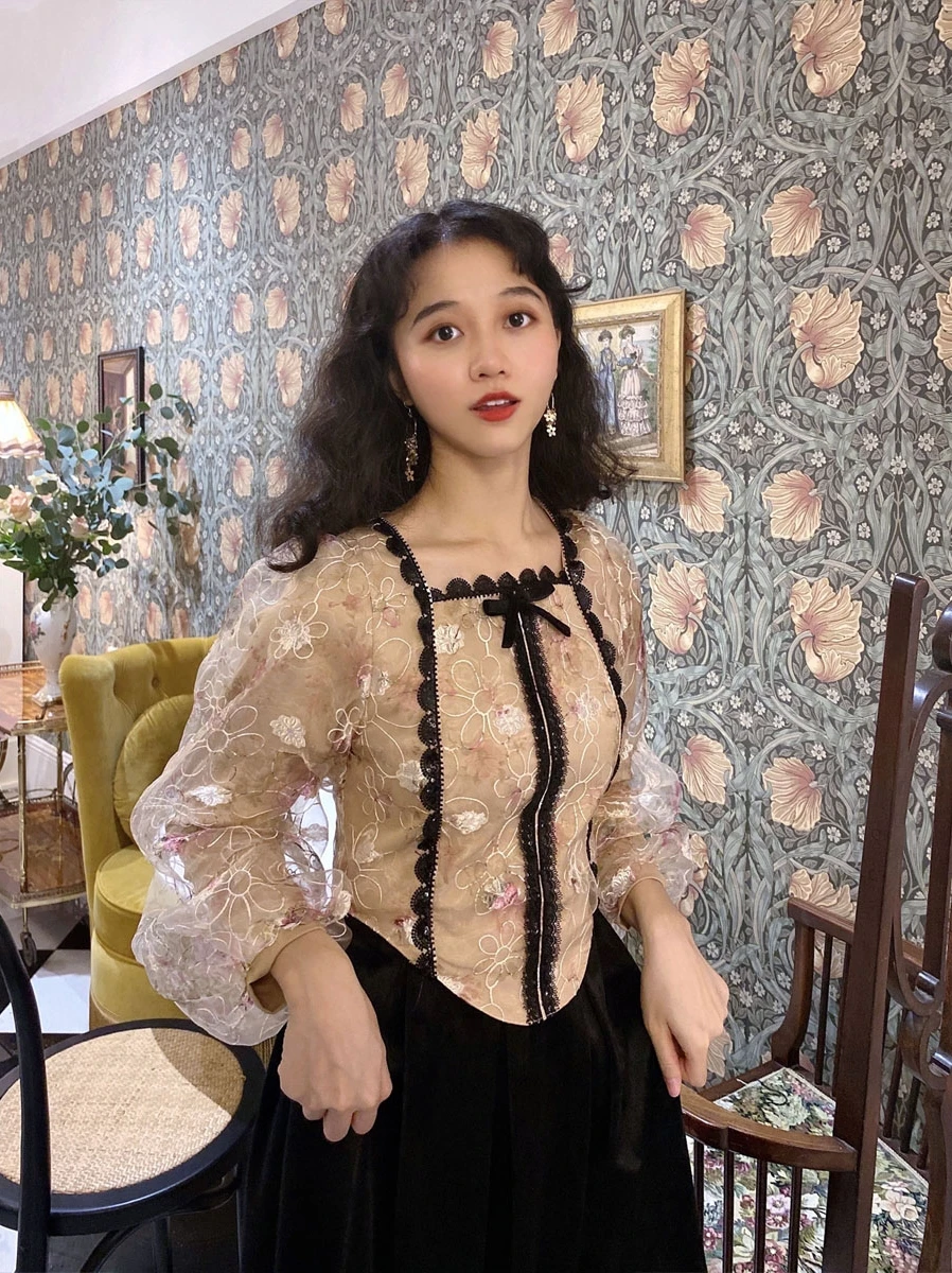 

Винтажный топ с цветочным узором, сетчатыми вставками, квадратным вырезом и рукавами-фонариками, а также бархатная юбка в стиле фэйри для женщин.