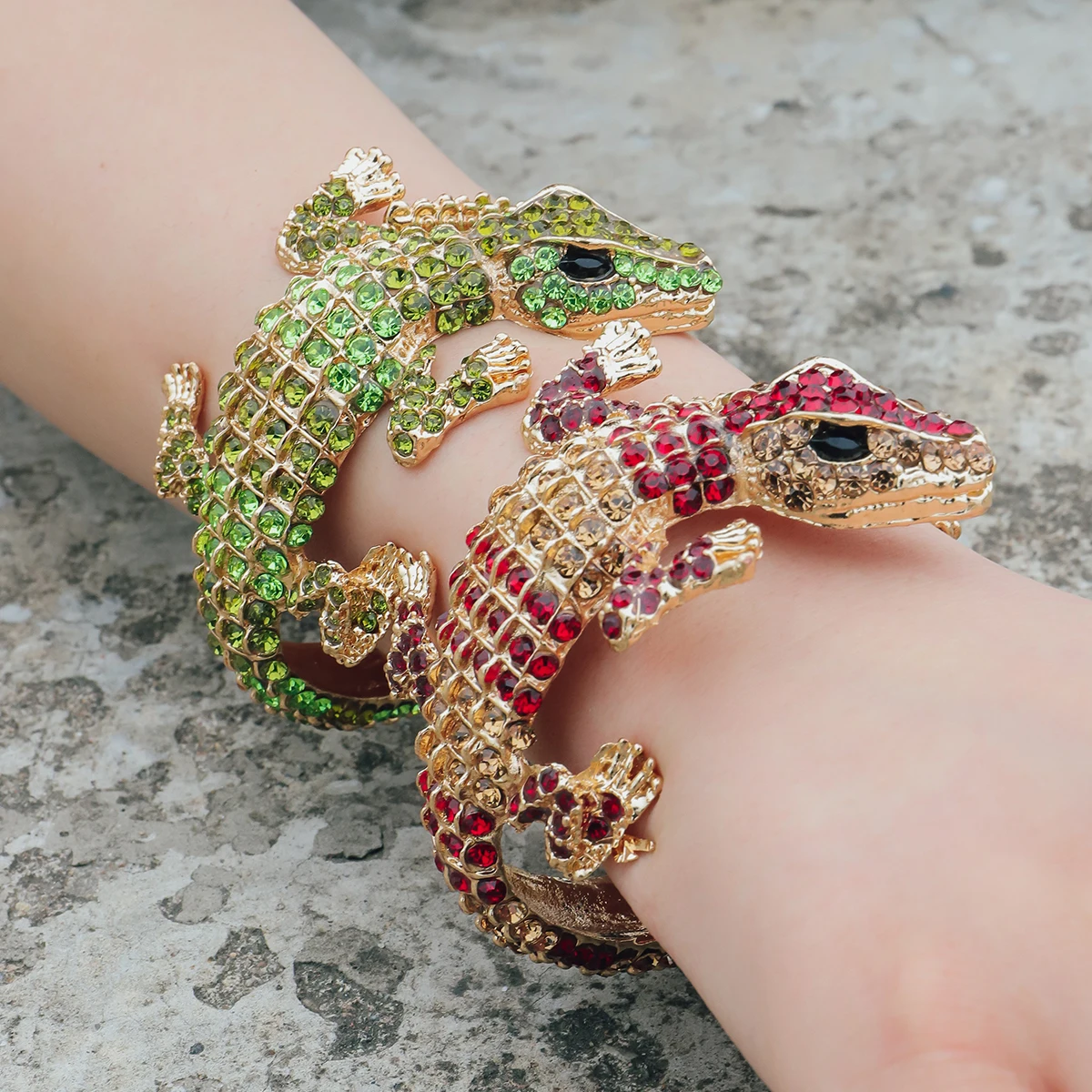 Girlgo Luxury Retro Hip Hop Alloy Open Bracelet Crocodile Shaped Hand Accessories for Men and Women Can Be Worn by DIY