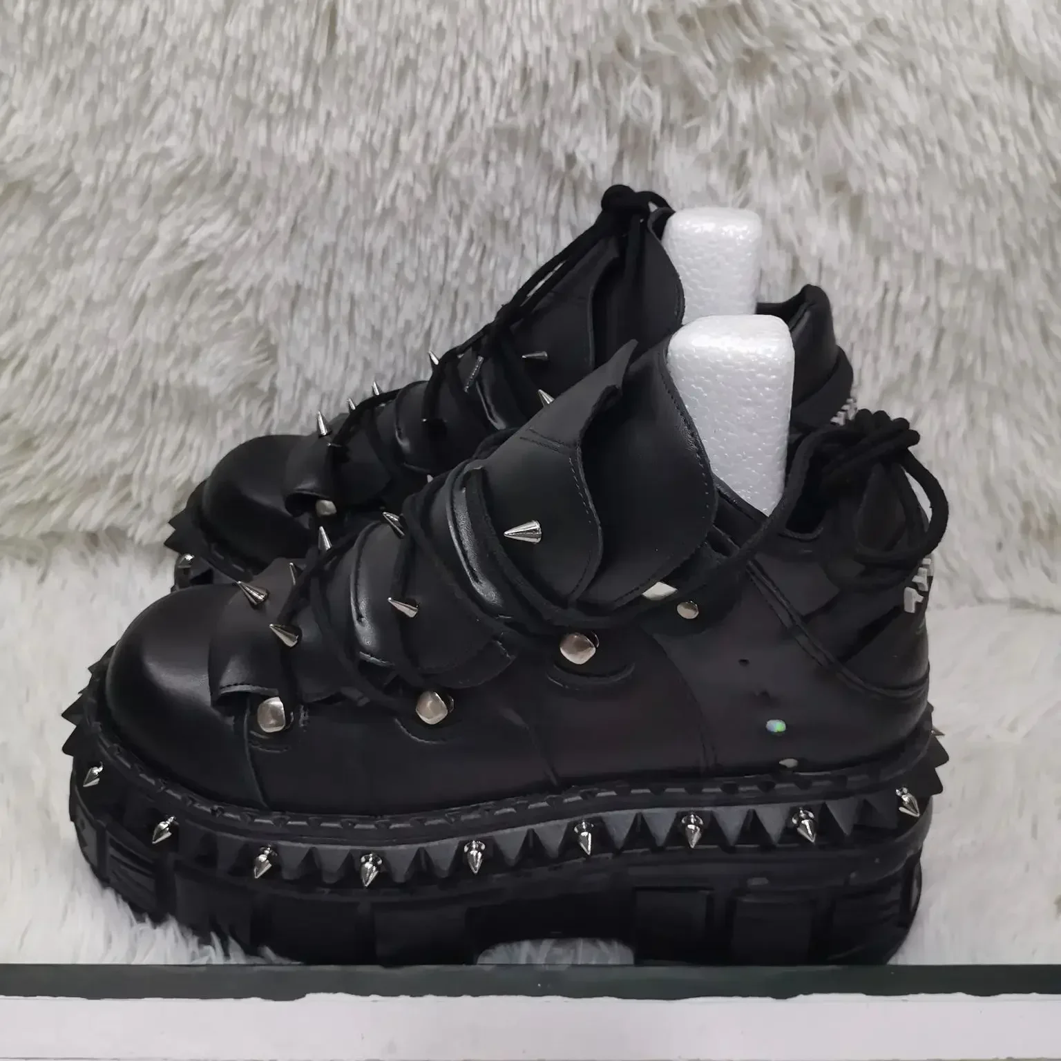 

2025 женские мотоциклетные ботинки в стиле панк на толстой подошве, осенние новые модные уличные ботинки с круглыми заклепками, 35-45, спортивные повседневные короткие ботинки