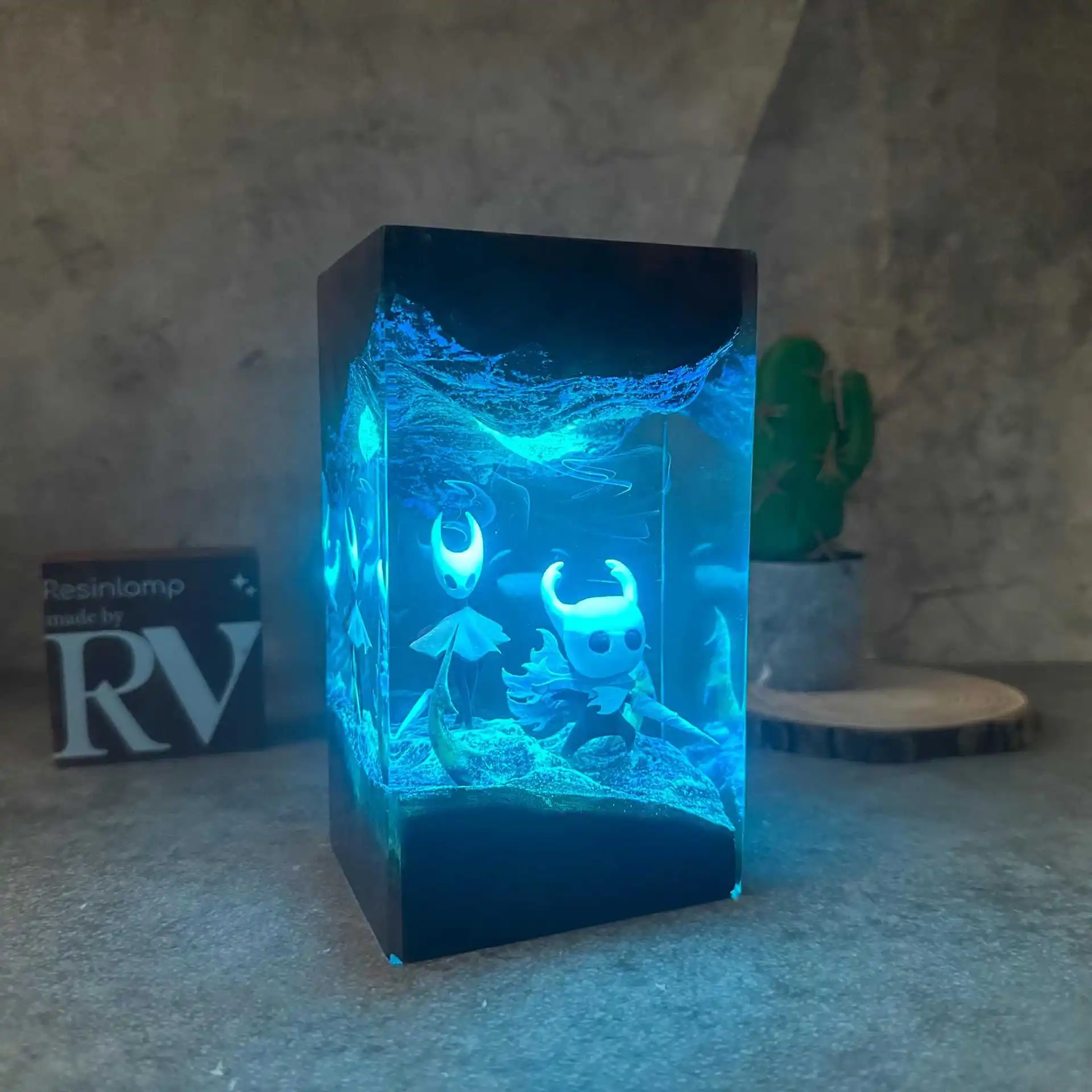 Figurka Gry Hornet Organiczna Żywica Lekka Kreatywna Sztuka Lampka Nocna Dekoracja Rękodzieło Hollow Knight Lampa Stołowa Ładowanie USB
