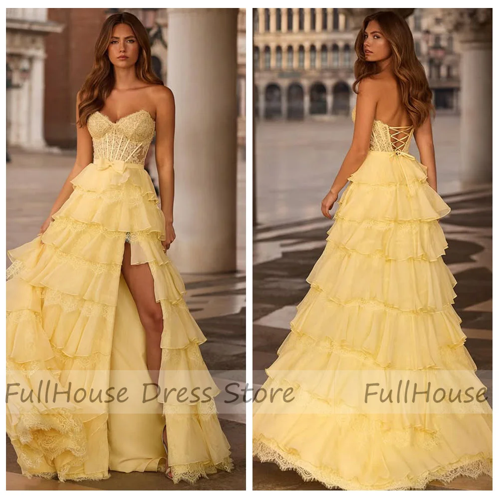 Gaun Prom dengan Kerah Sweetheart yang Menawan, Berbahan Lace Berlipit dan Berhias Manik-manik, Model A-line Bertingkat dengan Ruffle, Belahan Samping, dan Tali di Belakang dengan Ekor.