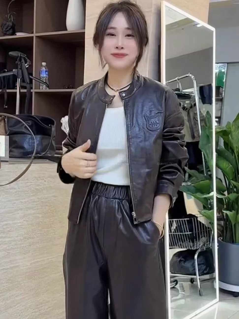 

Новая женская кожаная куртка-косуха из овчины 2025 года, приталенная, с молнией, длинными рукавами и круглым вырезом, верхняя одежда