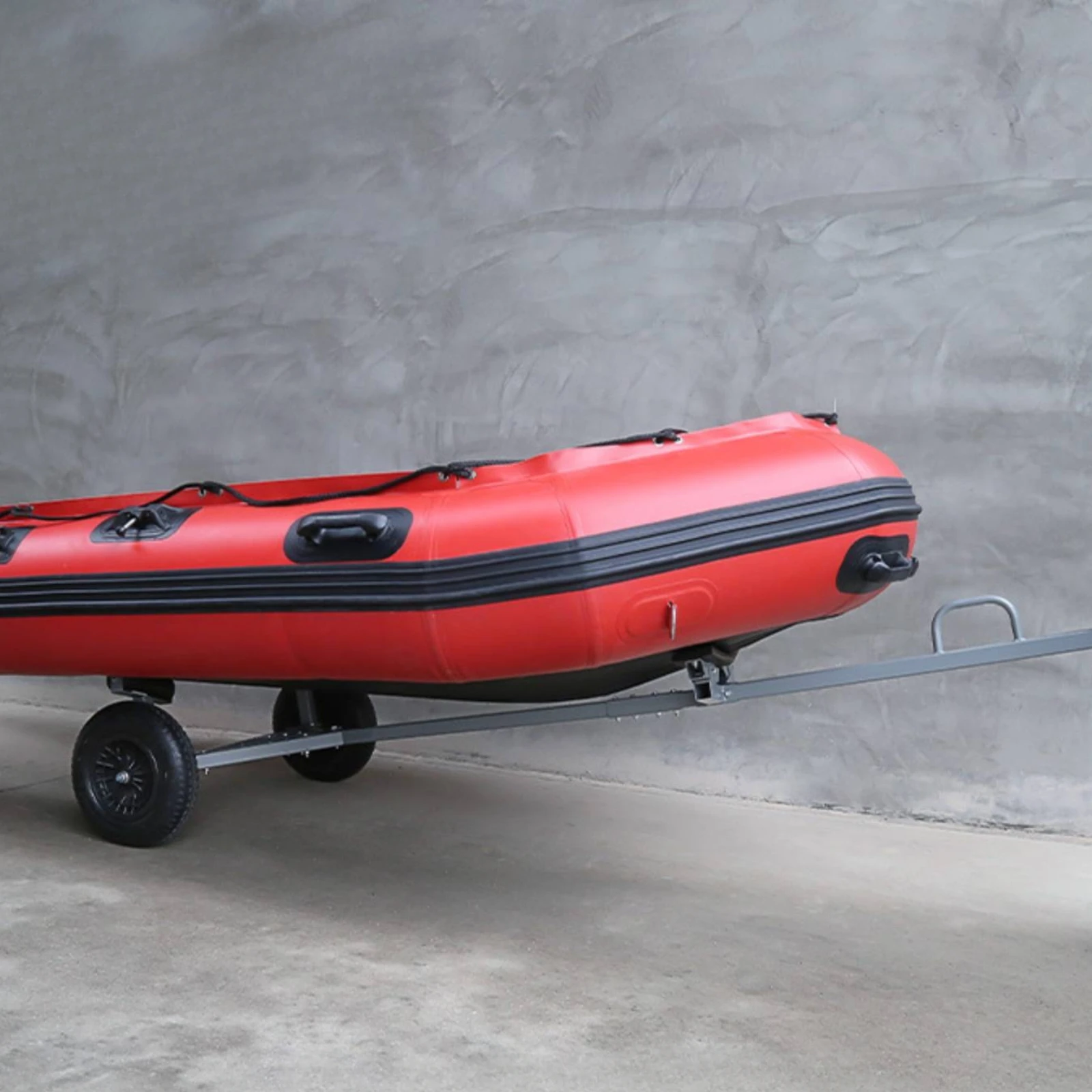 Carro de lanzamiento manual para embarcaciones pequeñas, de alta resistencia, con estructura metálica tubular y reposabrazos acolchados para marinas.