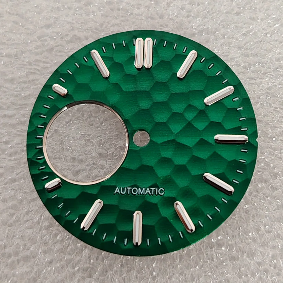 Nuovo quadrante geometrico personalizzato per orologio verde luminoso da 28,5 mm per movimento NH38