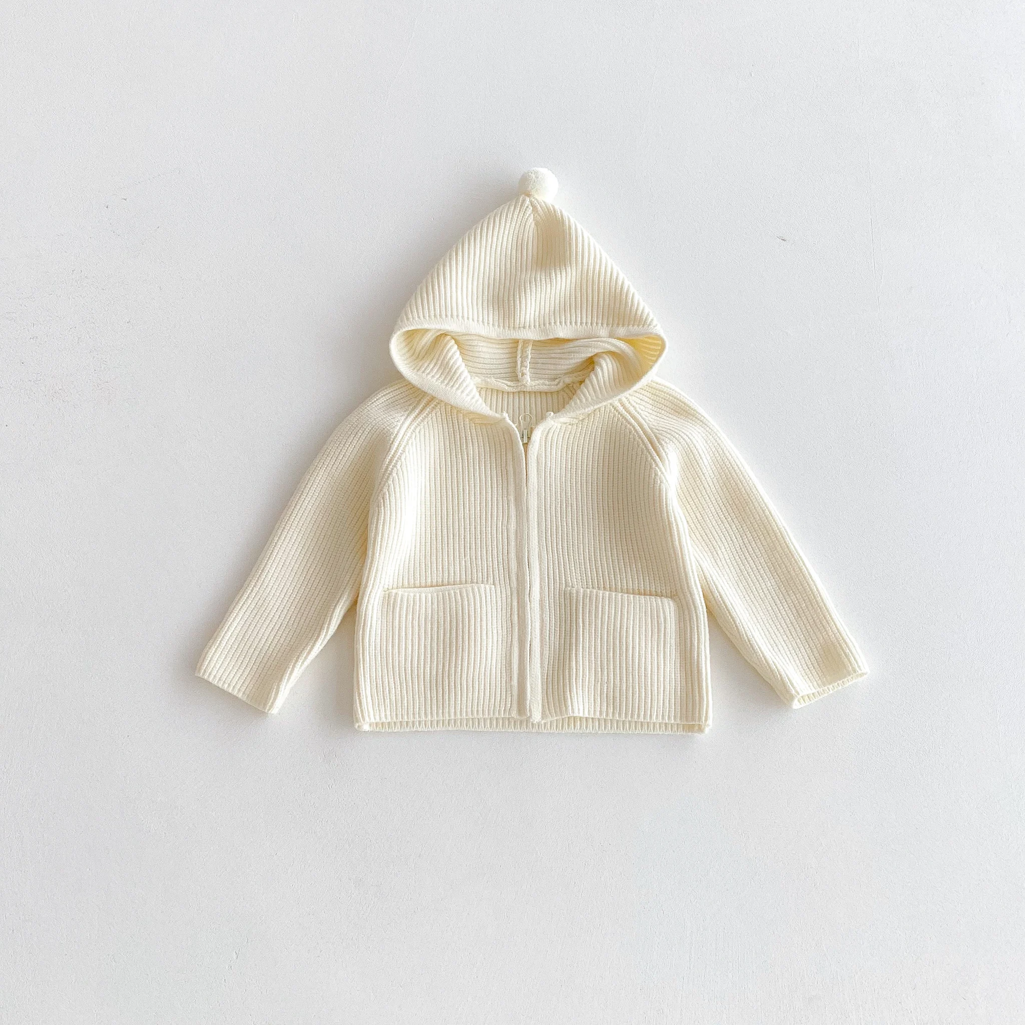 Eine einfarbige Kapuzenjacke für Mädchen ist im Herbst und Winter stilvoll, niedlich und warm. Eine lockere Strickjacke für Babys und Kleinkinder – Detail 10