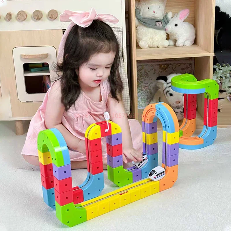 Disponibile Set di binari magnetici elettrici con veicoli antigravità - Giocattoli da costruzione con stelo in oltre 100 pezzi, giocattoli regalo ferroviari creativi fai da te