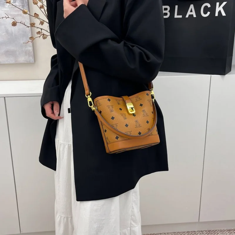 

Роскошная минималистичная сумка-мессенджер для деловых женщин с большим вместительным и однотонным дизайном