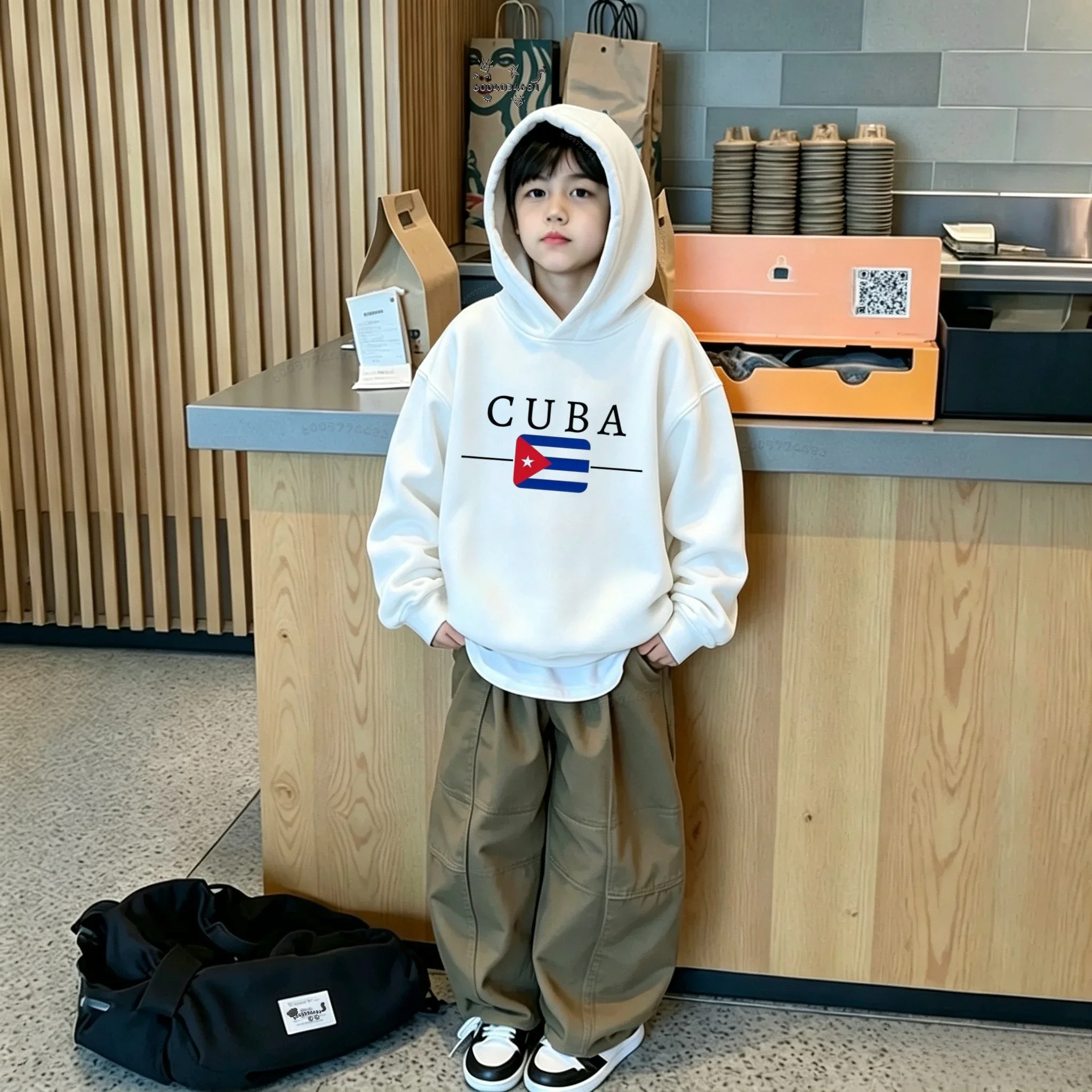 Loose-fitting hooded sweatshirt for boys and girls, suitable for autumn and winter; features the Cuban flag and the word 