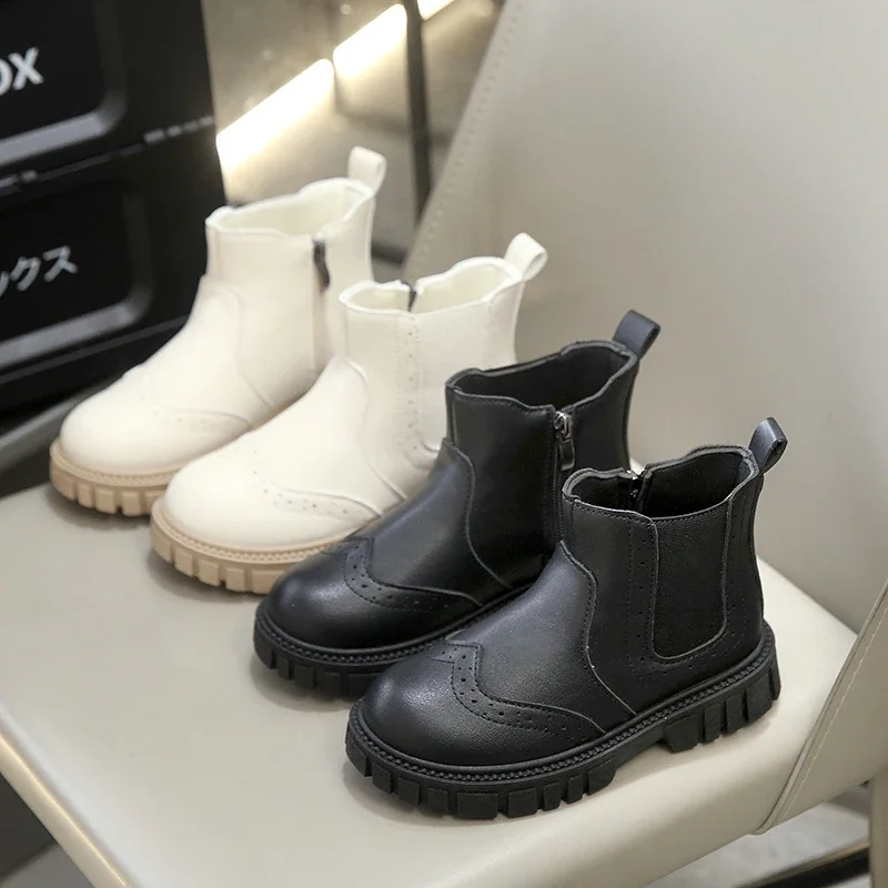 

2025 Girls Boots Fretwork British Style Kids Short Boots Warm Winter Zipper Fashion Elegant Platform Girls Flat Kids Shoes