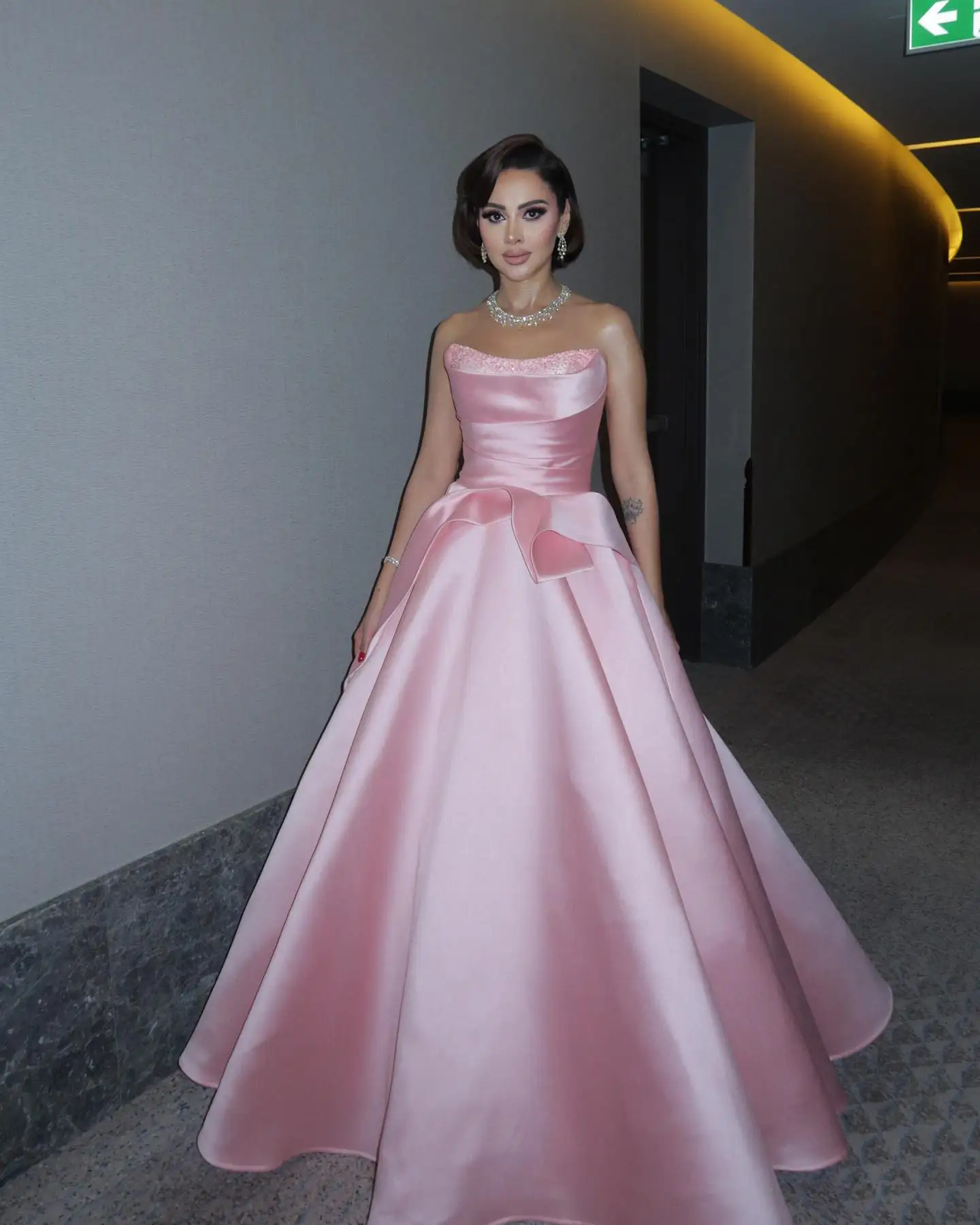 

Customized Luxury Pink Satin Evening Dress Modern Strapless Sleeveless Prom Dresses Exquisite Crystal Special Occasion