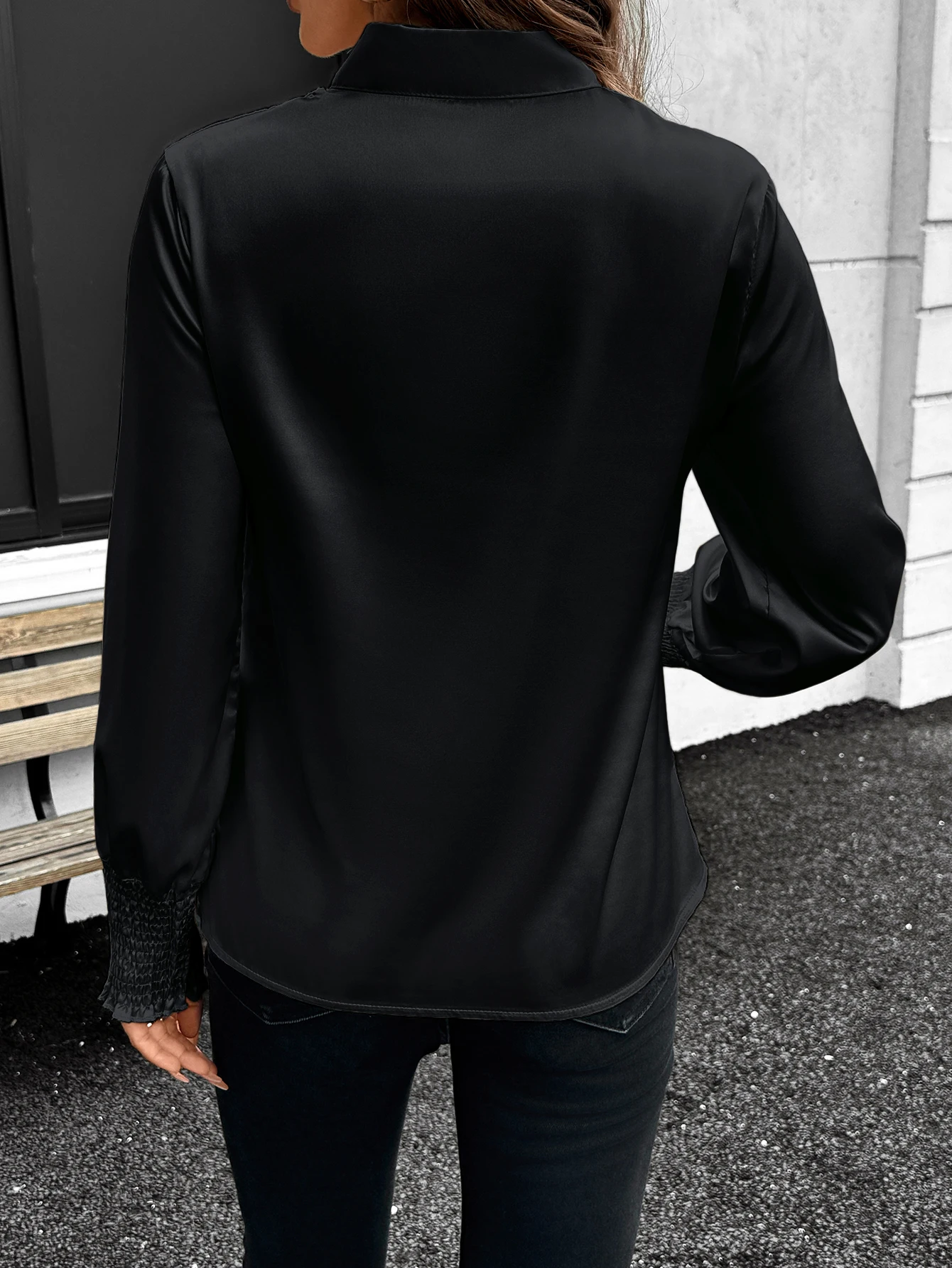 Elegant satijnen shirt met lange mouwen voor dames met geplooide vlinderdas, chique top voor zakelijk of vrijetijdskleding