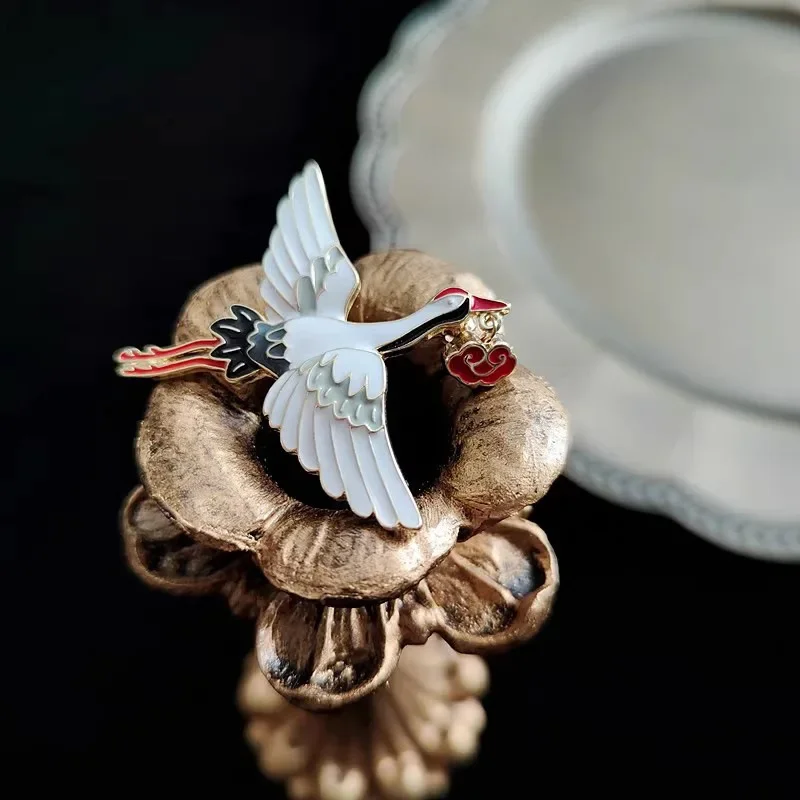 Classical Chinese style auspicious clouds red-crowned crane brooches for women Vintage white enamel art broche fine jewelry