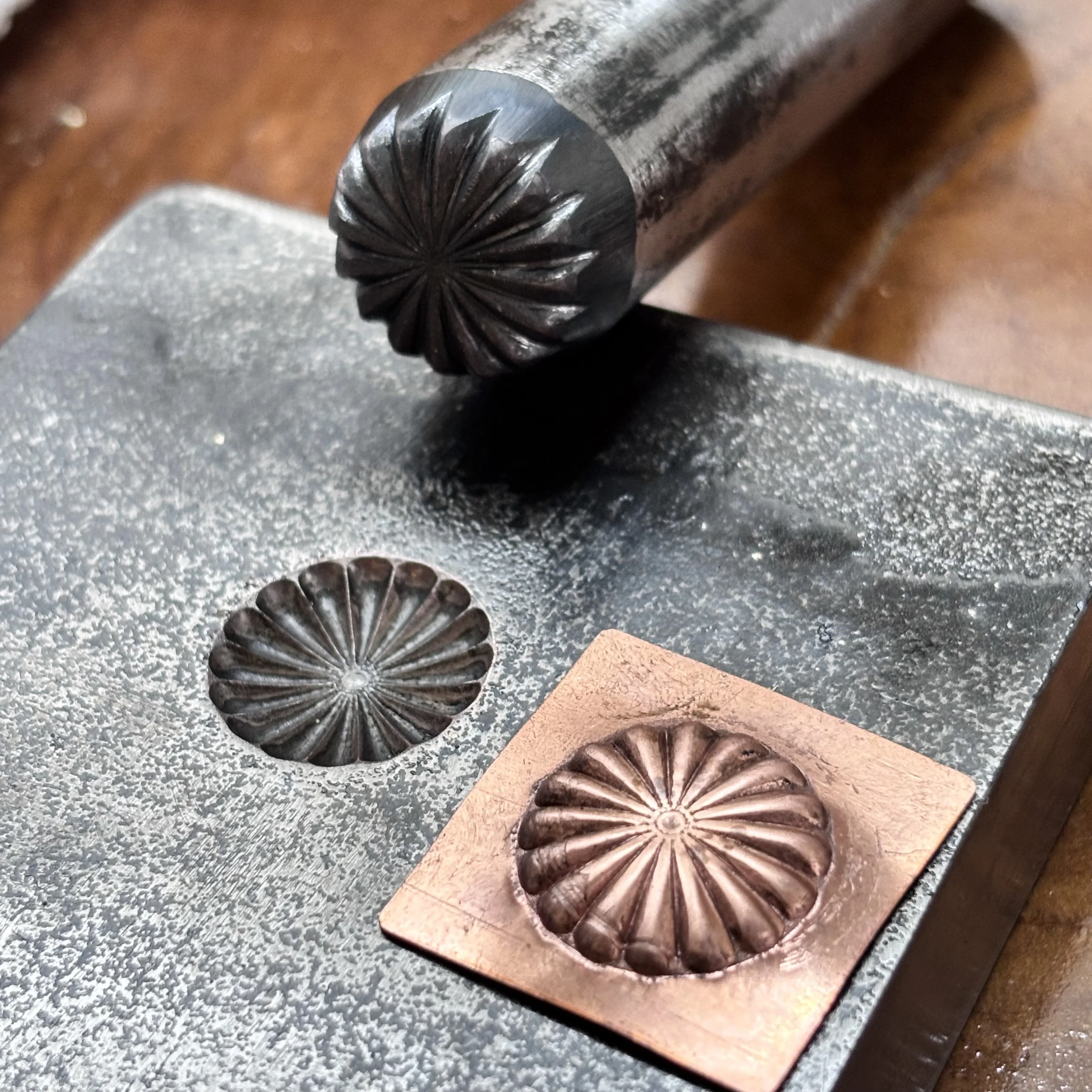 16-petal Flower Design 18mm Jewelry Conchos Dies Metal Stamping Tool Concavo-convex Mold Silversmith Craft Tools DIY Silver Gold