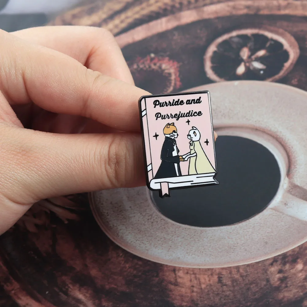 Niedliche rosa Buch-Emaille-Pin, lustige Katze, romantische Geschichtenbuch-Brosche, Jane Austen Buchliebhaber-Abzeichen, Literatur-Schmuckgeschenk für Katzenmütter – Detail 7
