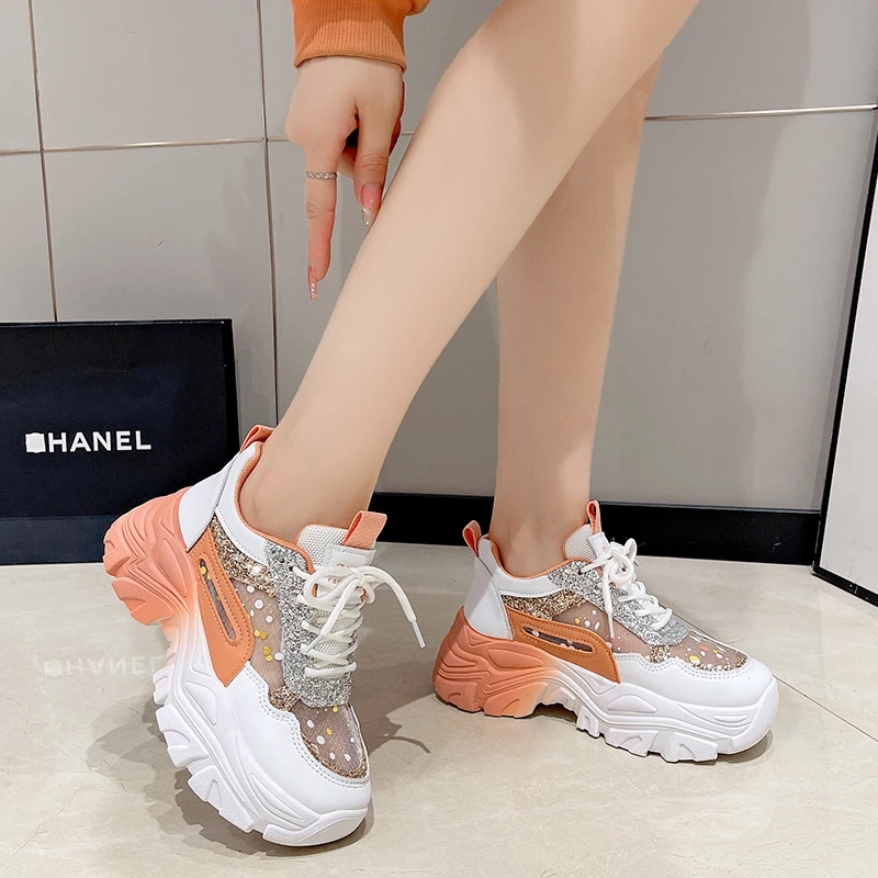 

Женские кроссовки, новинка 2023 года, осенняя модная сетчатая дышащая толстая подошва, удобная повседневная обувь с блестками на высоком каблуке для женщин