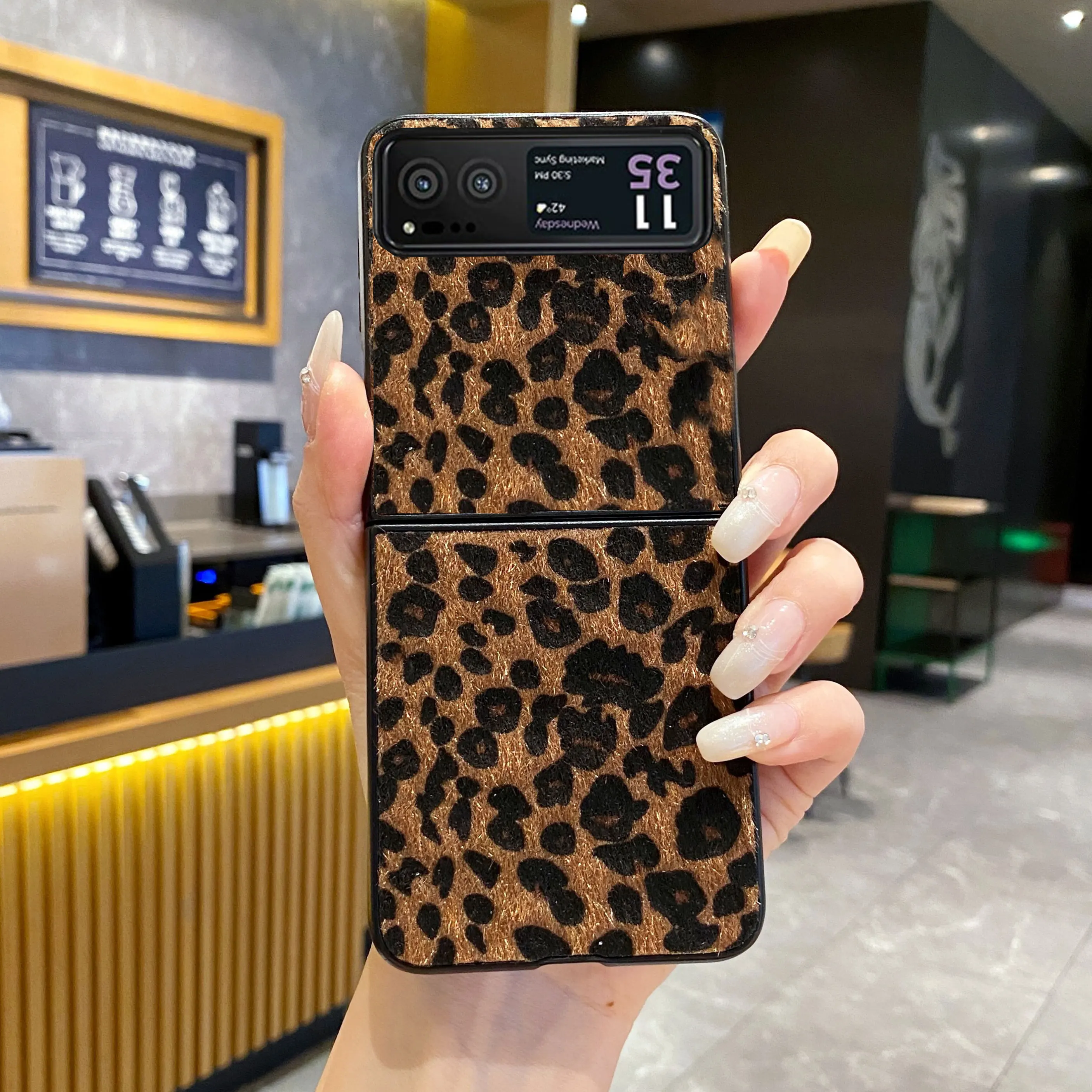 Retro Style Artificial Plush Leopard Leather Protective Back Cover Suitable for Motorola Razr 40 Ultra Hard PC Phone Case