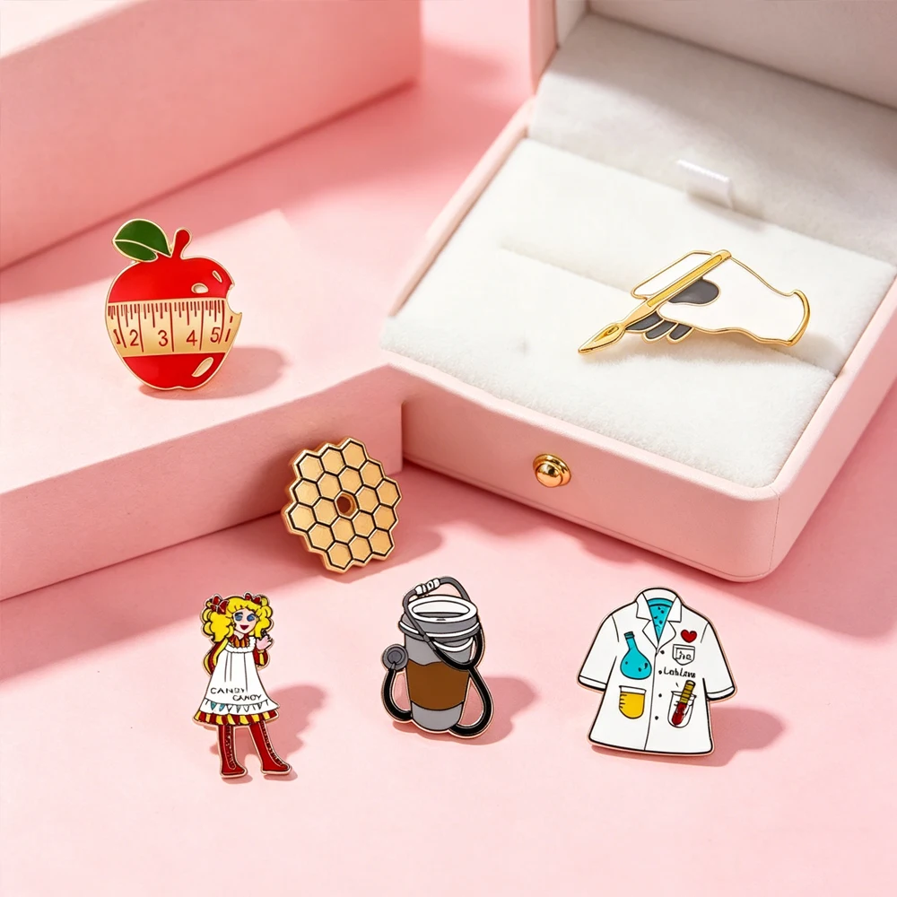 Broche en émail « Lab Life » : Stéthoscope, blouse de laboratoire, café – Cadeau amusant pour infirmière, médecin, étudiant en laboratoire, professeur – Offre spéciale