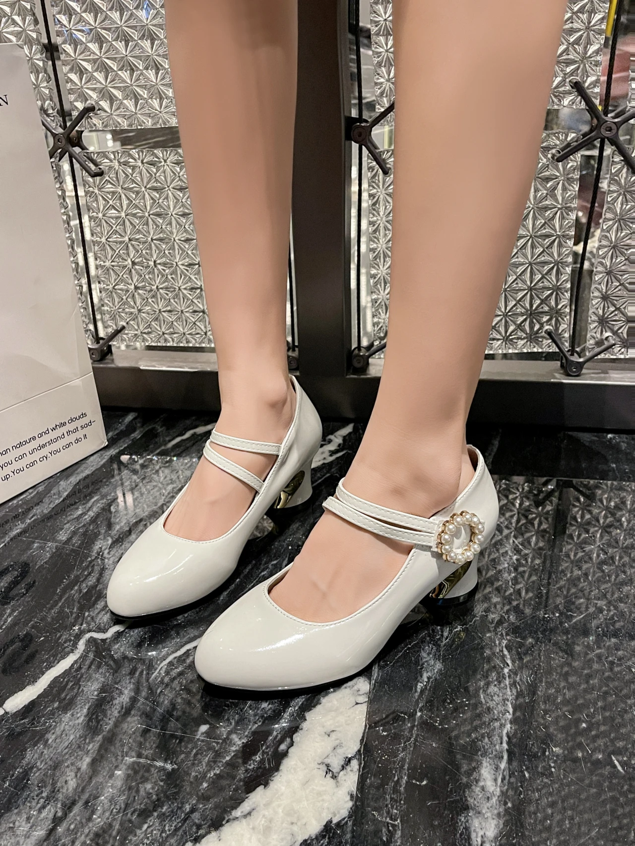 

Женская обувь из натуральной кожи на массивном каблуке, новинка весны 2026, модная танцевальная обувь с острым носком и стразами