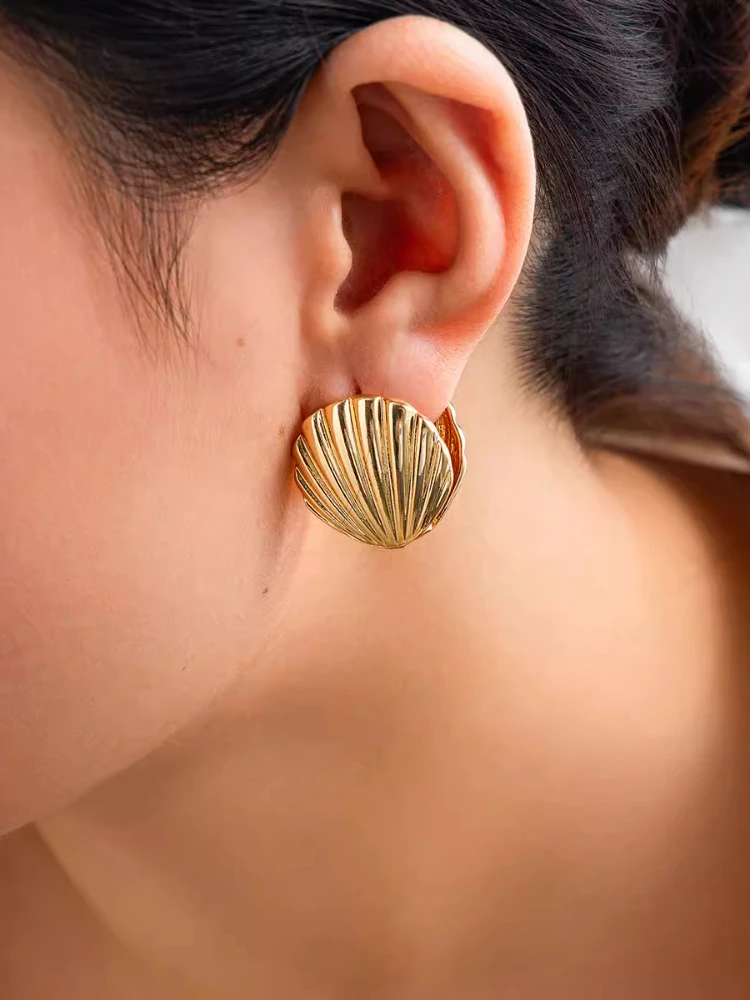 

2024 New Arrival Ocean Shell Texture Fanshaped Earrings Titanium Steel Women's Vintage Alloy Ear Cuffs Minimalist Style