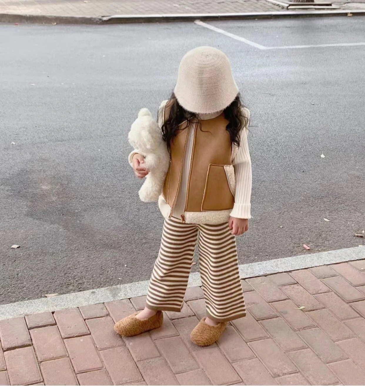 Baby Girl Winter New Style Thick Fashion and Keep Warm Brown Vest Base Sweater and Brown Loose Pants Kids Suit