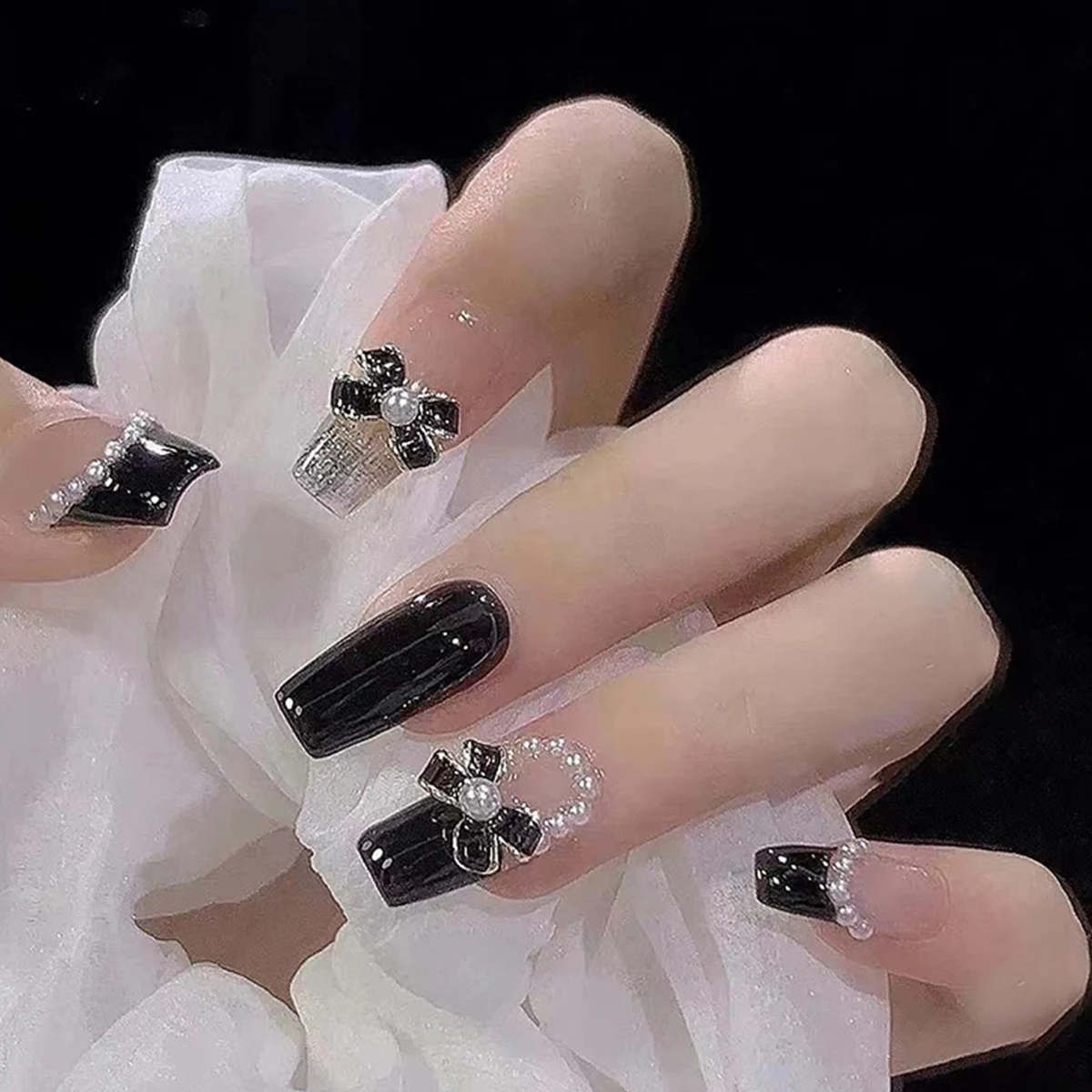 24pcs/Box Black Color Sweet Cool Black Press on Nails Elegant Glitter Fake Gemstone False Nails Short Round Head False Nails