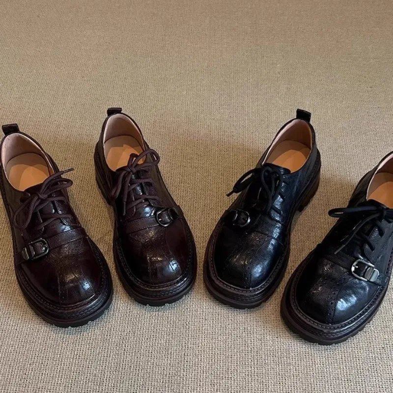 

Женские лоферы на толстой подошве, декоративная кожаная обувь с металлической пряжкой, уличная повседневная женская обувь на низком каблуке, на шнуровке, на мелком одинарном каблуке