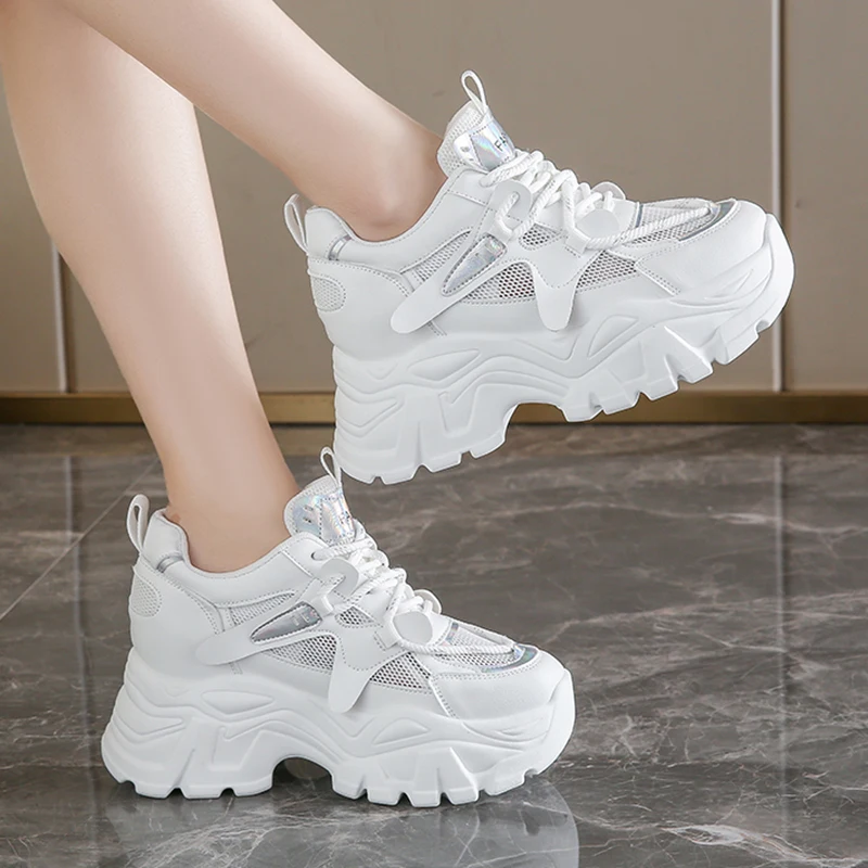 Zapatillas blancas gruesas transpirables para mujer, zapatos vulcanizados con parte inferior gruesa láser a la moda para mujer, zapatos para correr con plataforma con cordones 2025