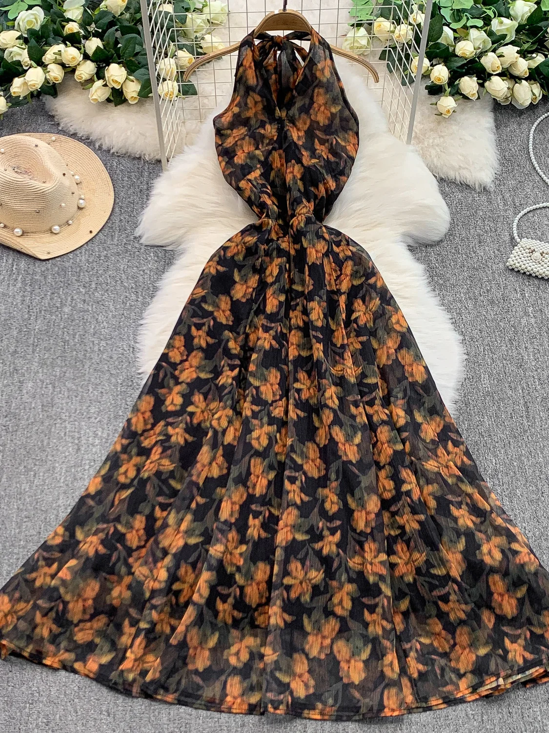 فستان صيفي نسائي بتصميم مثير بدون ظهر ورقبة على شكل حرف V، مع طباعة زهور، خصر مرتفع، وتنورة ماكسي طويلة لتنسيق الجسم.