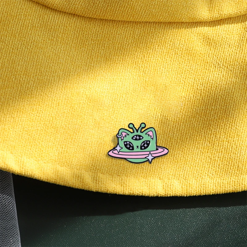 Creative Alien Cat Collection Enamel Brooches Personality UFO Kitten Pins For Backpack Clothes Gift For Pet Lovers