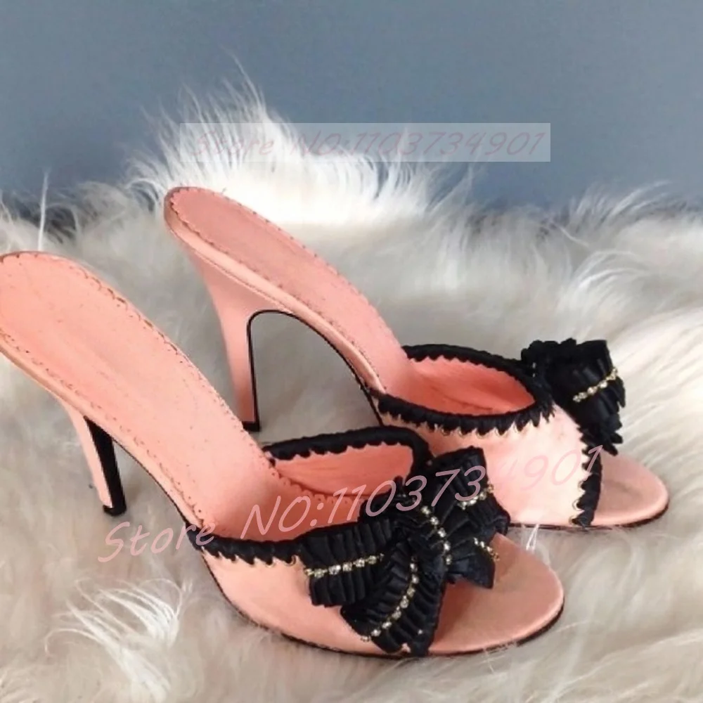 

Женские пикантные тапочки на каблуке с кристаллами и оборками, розовые атласные повседневные туфли с открытым носком и бантом, женские вечерние тапочки на высоком каблуке