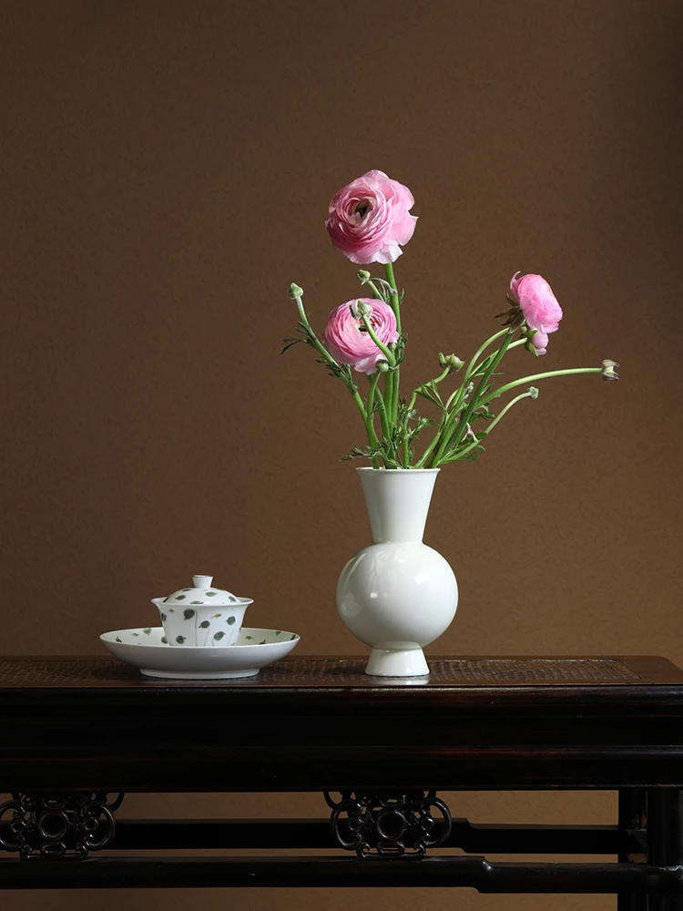 

Big lotus flower, fat-coagulated white round belly flower utensil, Jingdezhen hand-pulled vase, home living room