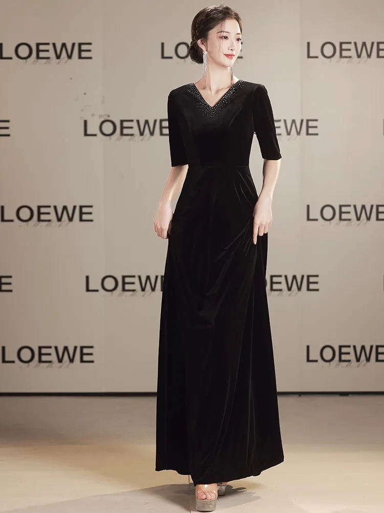 

Новое черное длинное бархатное хостинг и ведущее платье для большого хора в элегантном стиле фортепиано.