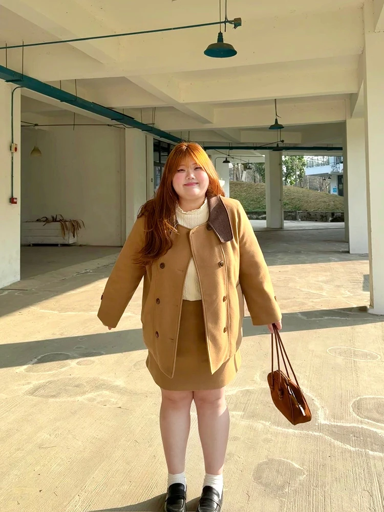 

Костюмный комплект из шерсти больших размеров: укороченный жакет на двух пуговицах и юбка А-силуэта с высокой талией. Весенний стиль, повседневная одежда.