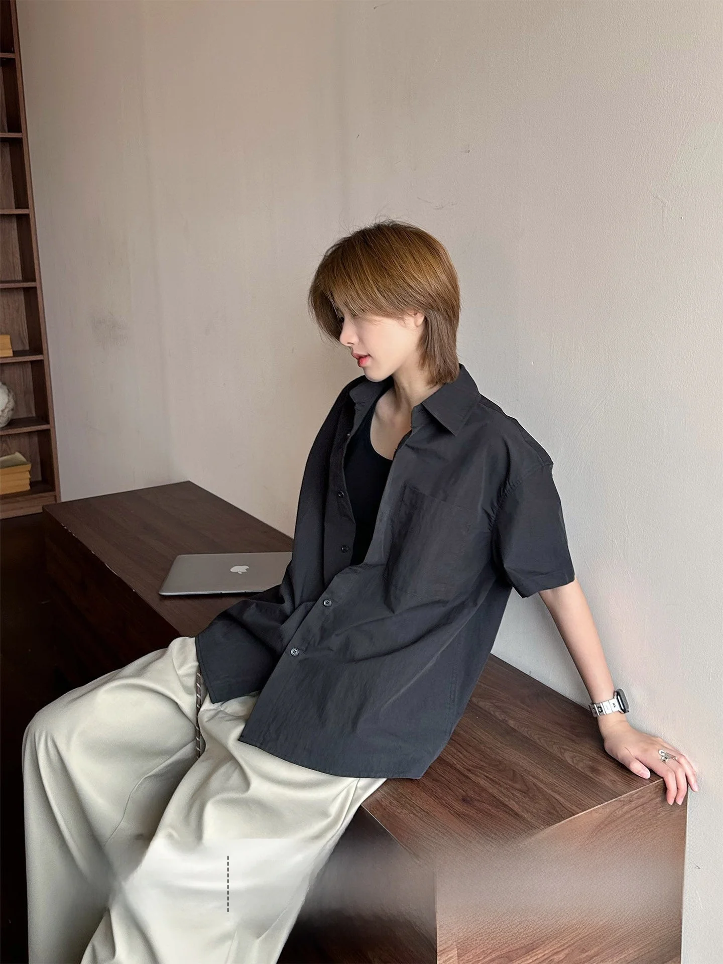 

Свободная повседневная черная рубашка с коротким рукавом, воротником-стойкой, в винтажном стиле, женская модная одежда из смеси хлопка и полиэстера, стандартной длины