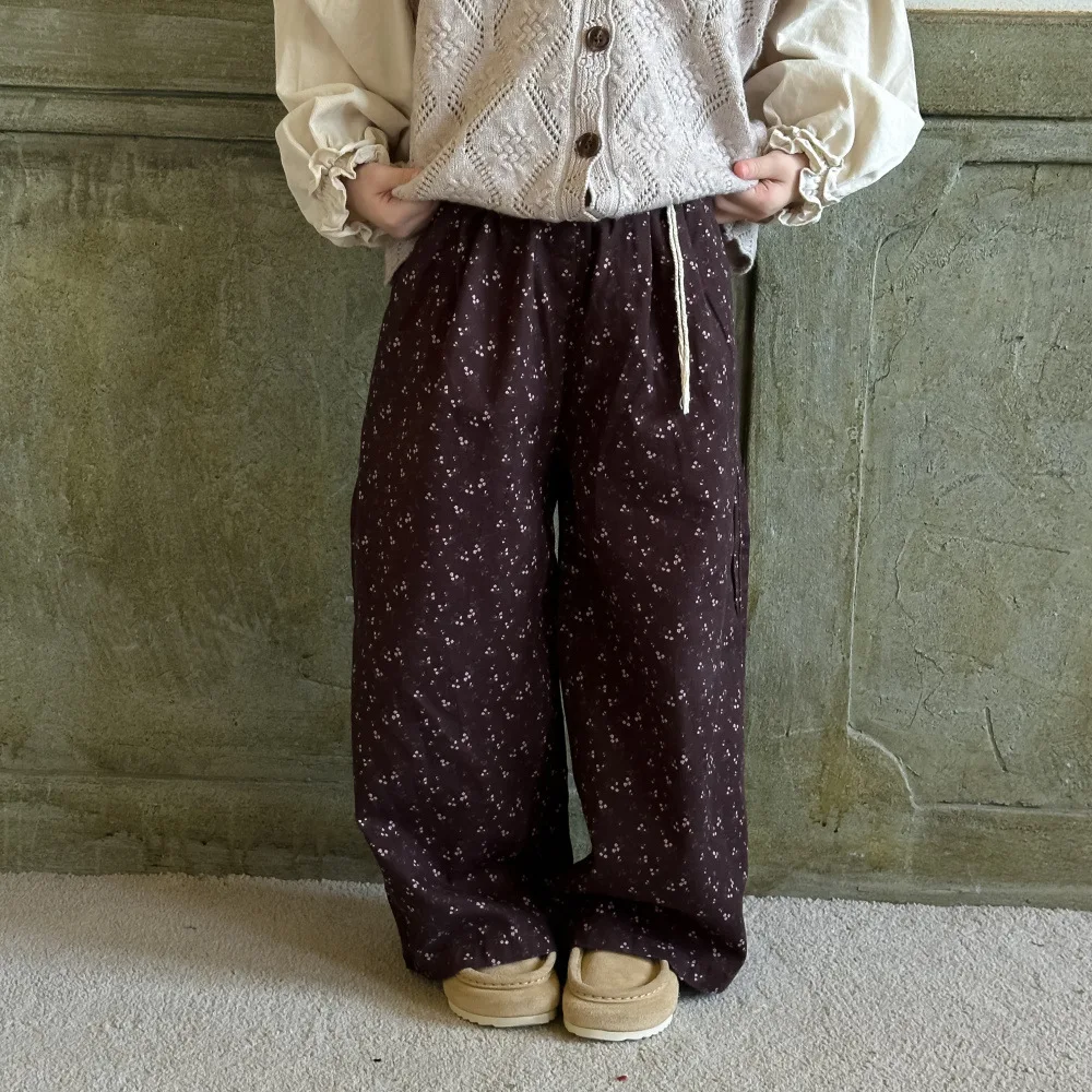 Pantaloni per ragazze 2024 autunno tesoro femminile versione coreana pantaloni dritti floreali piccoli bambini pantaloni a gamba larga in pizzo con tasca Casual