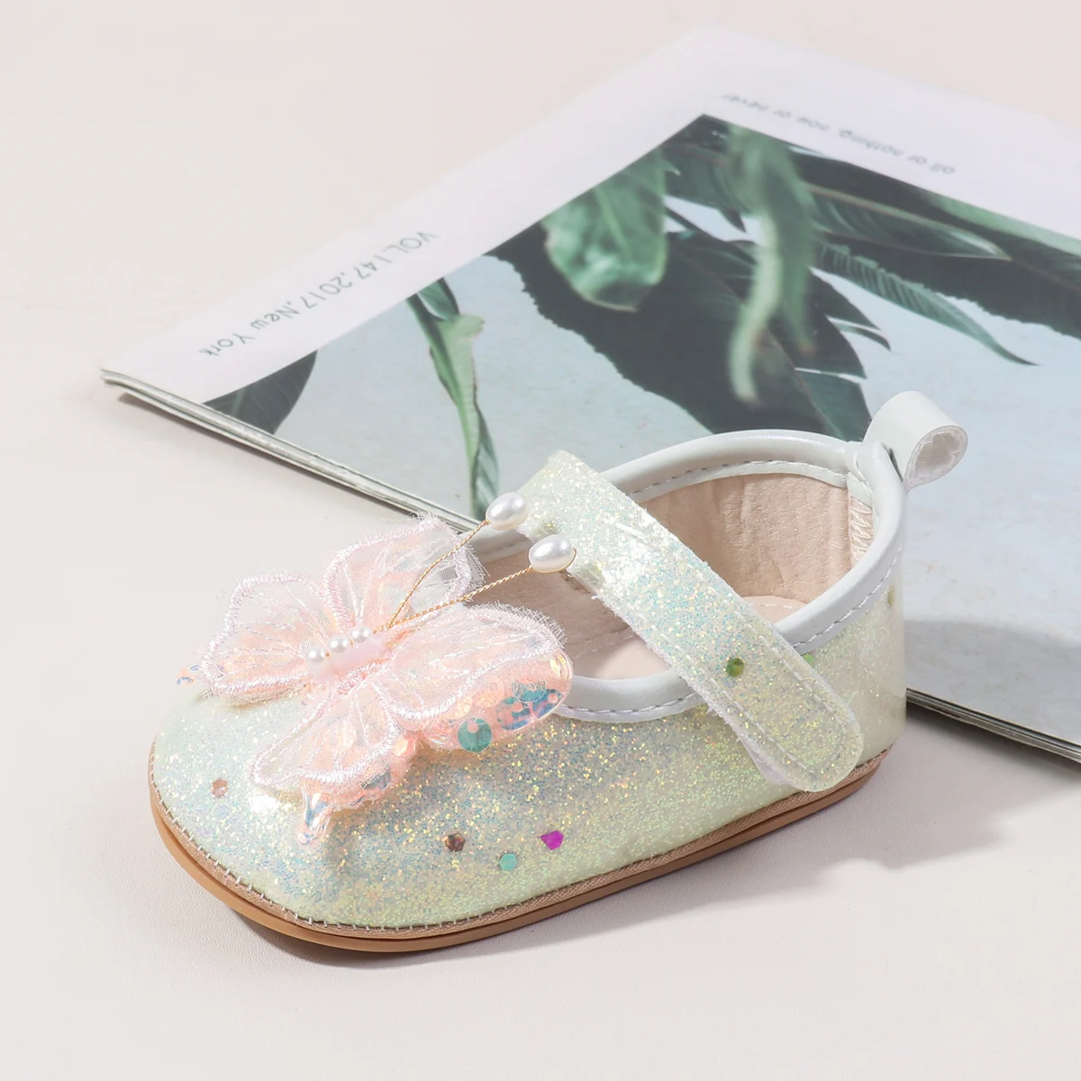 2025 حار بيع 0-18 متر طفل الفتيات الأولى المشي داخلي في الهواء الطلق حذاء طفل صغير مع تصميم جميل جودة عالية TPR وحيد