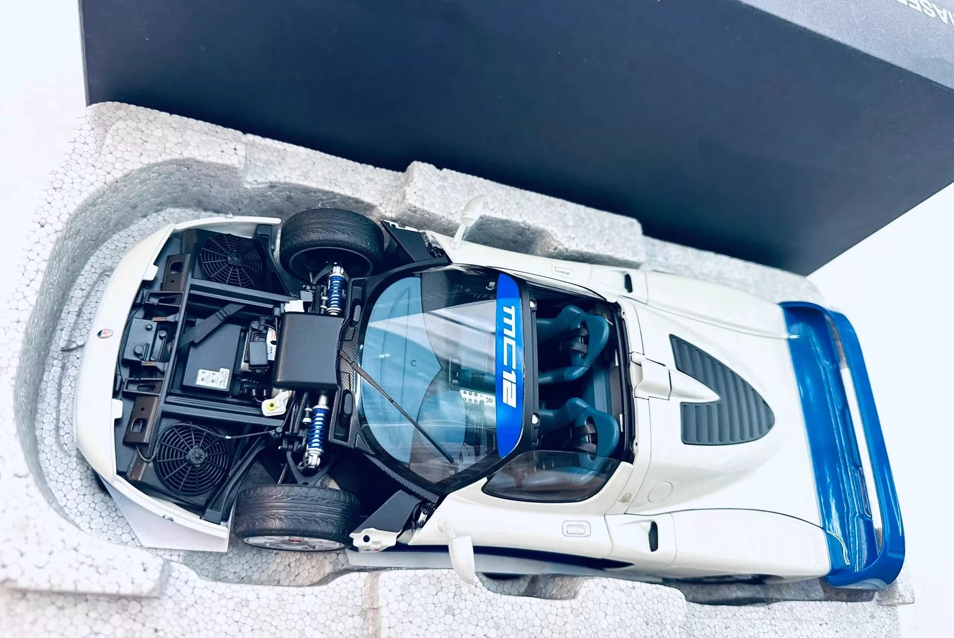 Autoart 1:18 MC12 ROAD CAR PEARL WHITE & BLUE Simulation Limited Edition All Open Alloy Metal Static Car Model Toy Gift