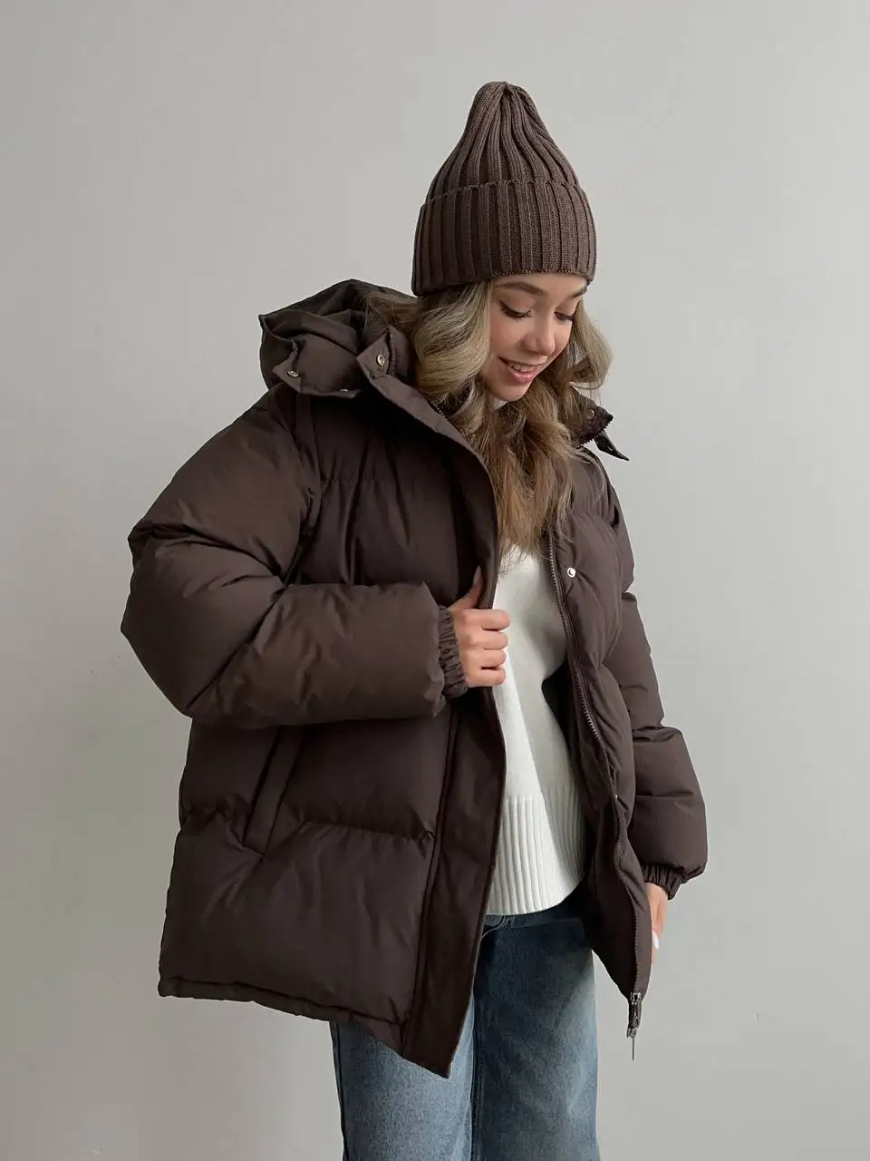 

2025 повседневная хлопковая куртка с капюшоном для похудения талии средней длины, женская толстая хлопковая куртка коричневого цвета