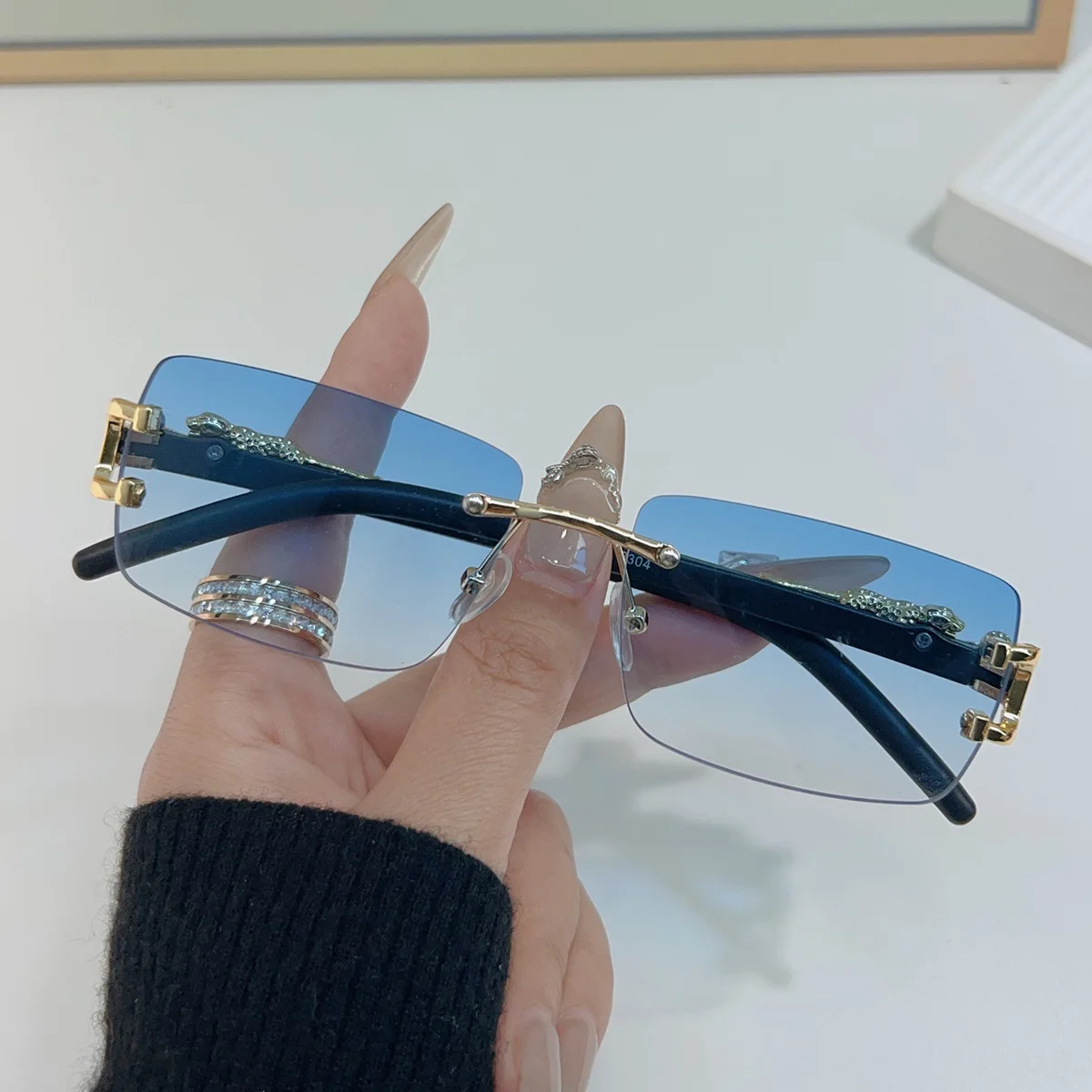 1 Pc Fashionable Women Men Sunglasses Frameless Rectangular Personalized Sunglasses for Daily Life Vintage Sun Glasses For male