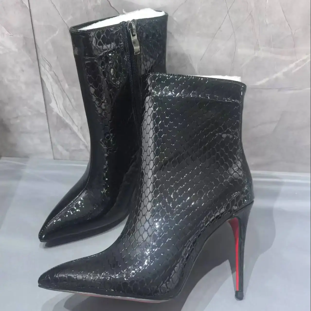 

Новые пикантные черные лакированные кожаные туфли на каблуке с открытым носком, женские ботинки 10 см, часть ручной сумки, элегантные подиумные туфли с наклонным крестом и острым носком