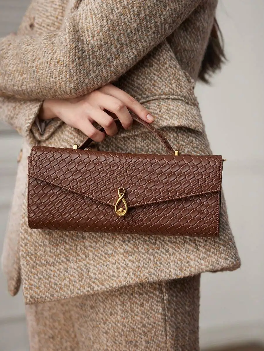 

Коричневая сумка-клатч с плетеной текстурой и верхней ручкой для ежедневных поездок на работу