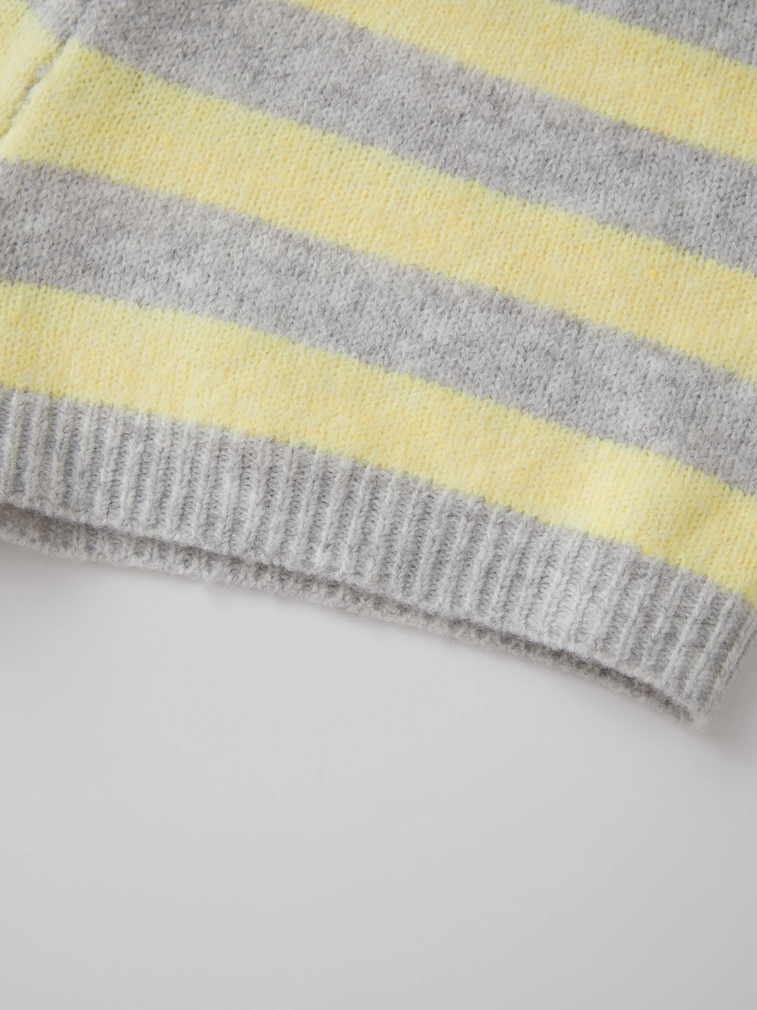 Damski kombinezon w kwiatowy wzór z odkrytymi ramionami, falbankami i paskiem, letni strój plażowy dla kobiet.