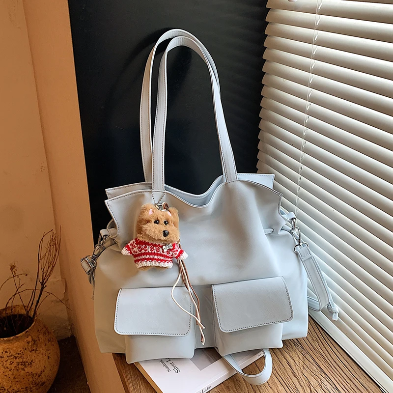 

Женская сумка-тоут из мягкой искусственной кожи с двумя карманами, плюшевым декором, регулируемым ремнем, повседневная, на плечо, новый тренд 2026 года