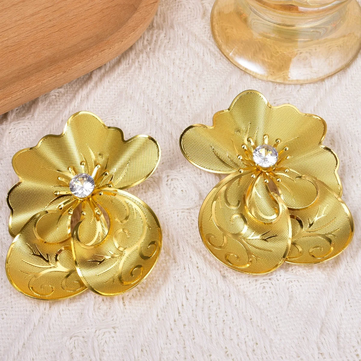 

Lady Gold Hollow Flower Stud Earrings Women Vintage Floral Dangle Earring Luxury Banquet Wedding Bridal Jewelry Accessory Gift